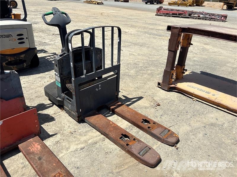 CAT WR6000 Transpaleta electica cu furca