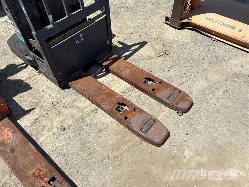 CAT WR6000 Transpaleta electica cu furca