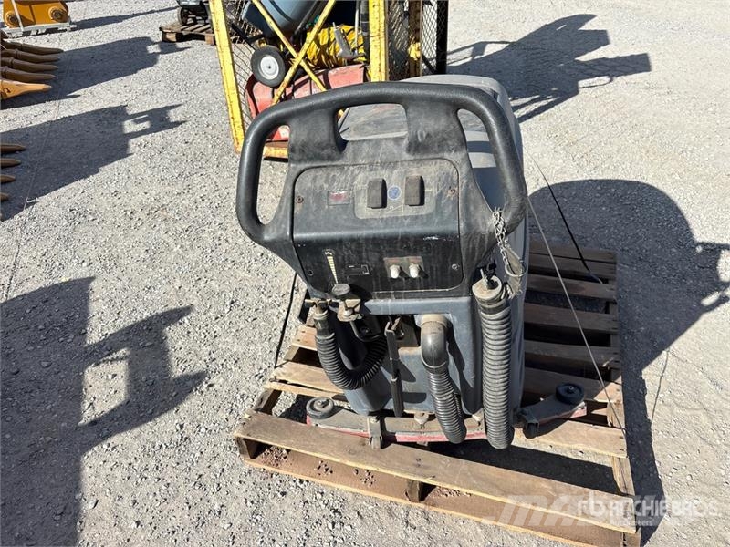 Champion Walk-Behind Floor Scrubber Muut perävaunut