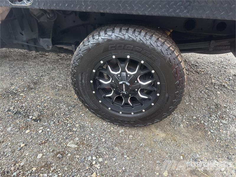 Chevrolet 2500 4x4 Crew Cab Flatbed Truck Platformas/izkraušana no sāniem