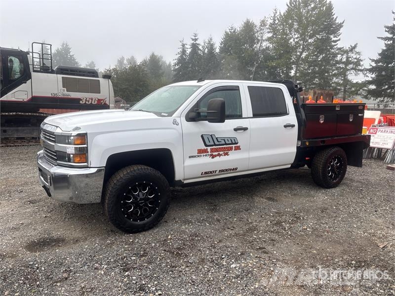 Chevrolet 2500 4x4 Crew Cab Flatbed Truck Platformas/izkraušana no sāniem