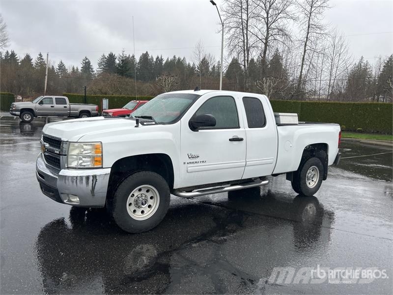 Chevrolet 2500 4x4 Extended Cab Pickup Outro