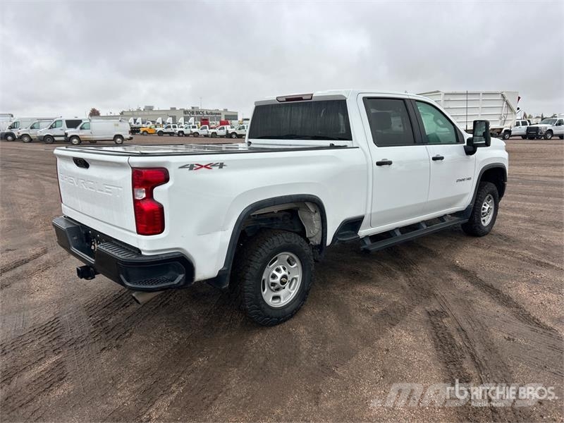Chevrolet 2500HD 4x4 Crew Cab Pickup Diger