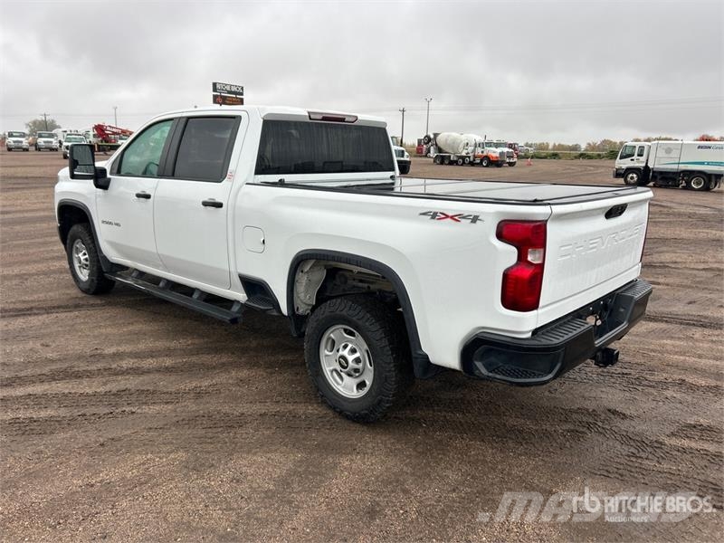 Chevrolet 2500HD 4x4 Crew Cab Pickup Diger
