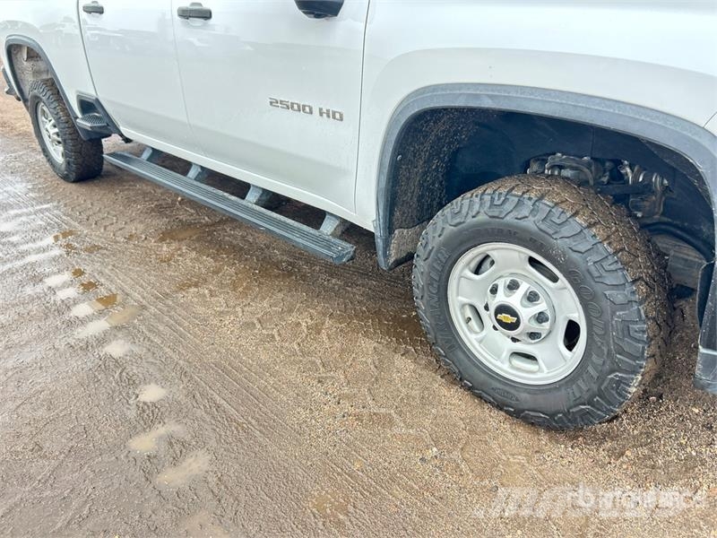 Chevrolet 2500HD 4x4 Crew Cab Pickup Diger