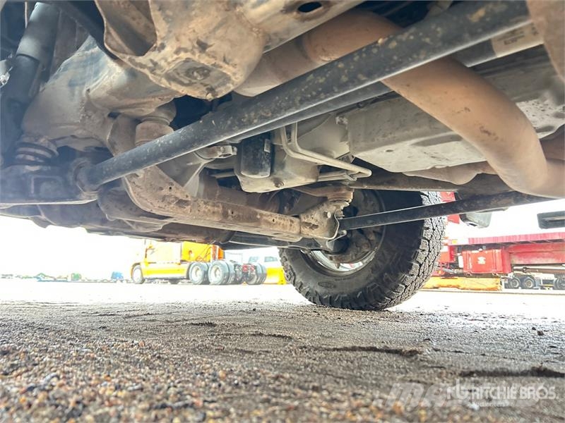 Chevrolet 2500HD 4x4 Crew Cab Pickup Diger