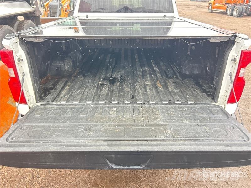 Chevrolet 2500HD 4x4 Crew Cab Pickup Diger
