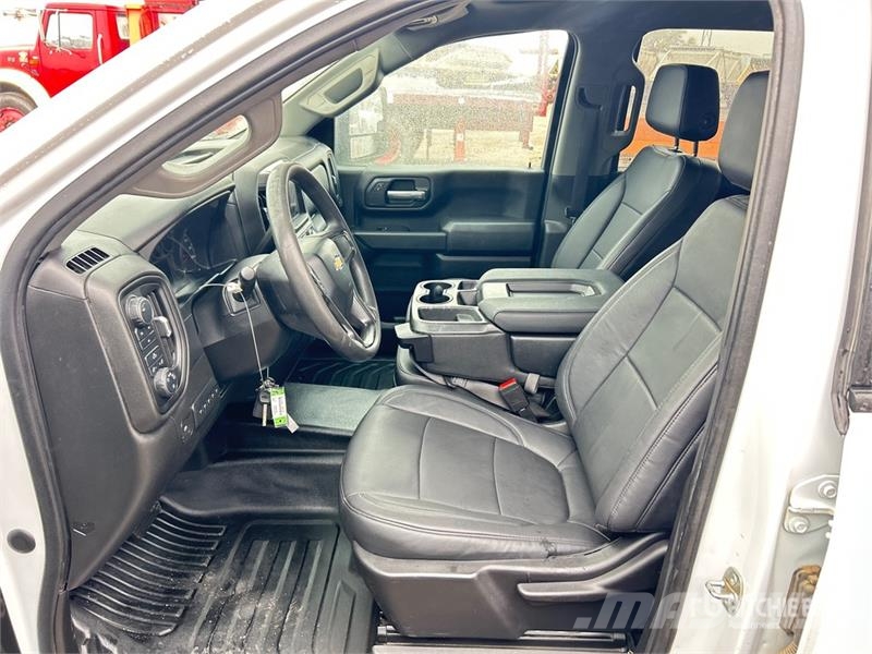 Chevrolet 2500HD 4x4 Crew Cab Pickup Diger