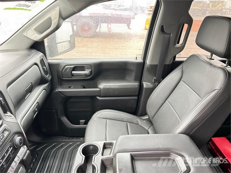 Chevrolet 2500HD 4x4 Crew Cab Pickup Diger