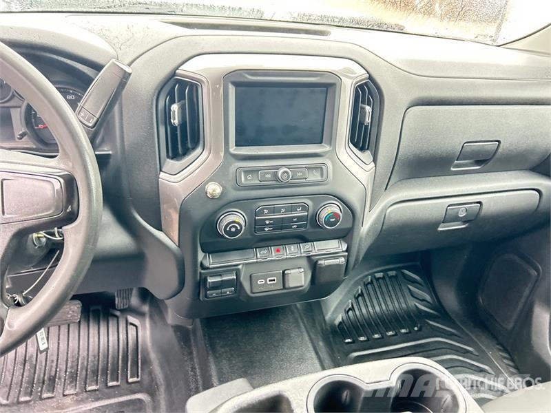 Chevrolet 2500HD 4x4 Crew Cab Pickup Diger