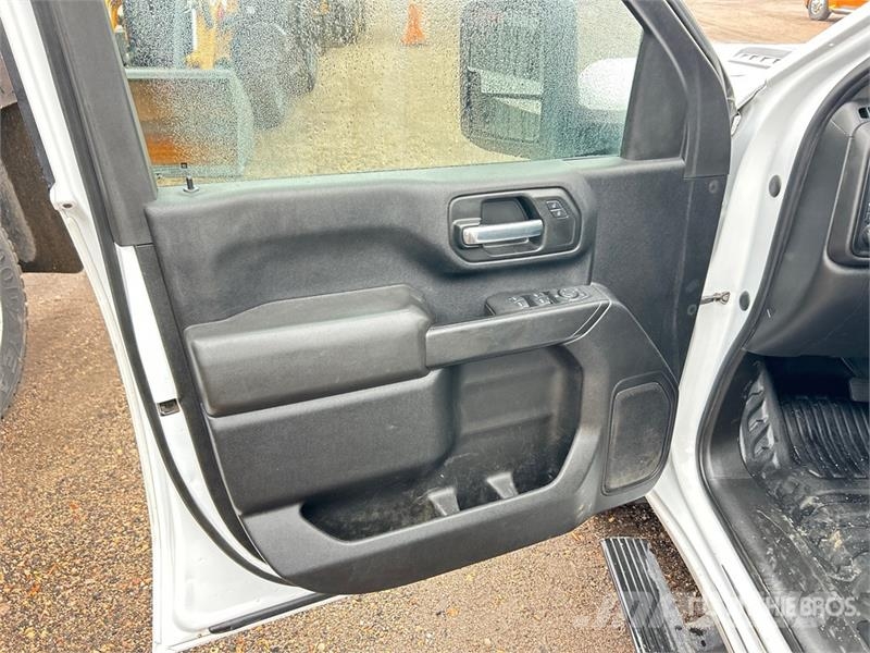 Chevrolet 2500HD 4x4 Crew Cab Pickup Diger
