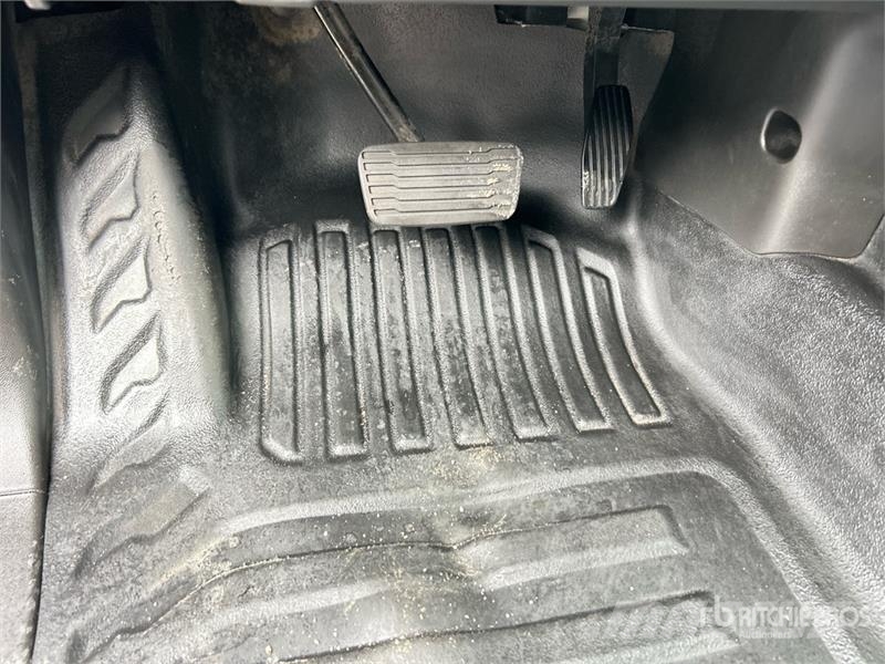 Chevrolet 2500HD 4x4 Crew Cab Pickup Diger