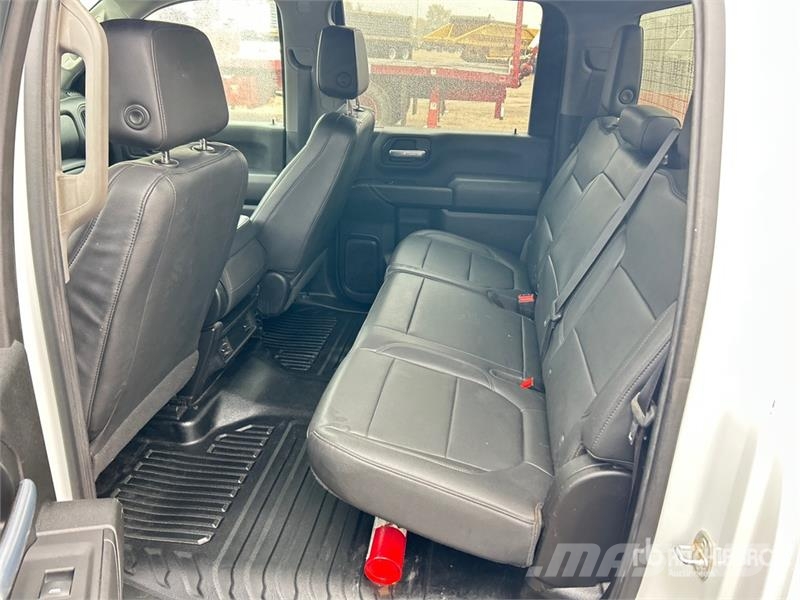 Chevrolet 2500HD 4x4 Crew Cab Pickup Diger