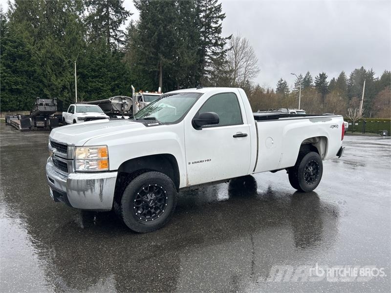 Chevrolet 2500HD 4x4 Pickup Outro