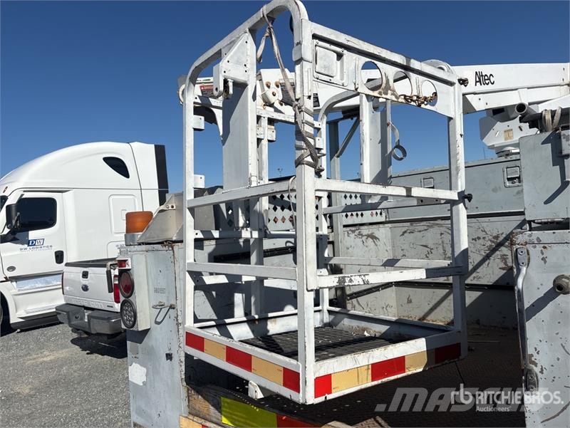 Chevrolet 30.6 ft on Chevrolet C3500 4x2 Bucket Truck Plataformas aéreas montadas em camião