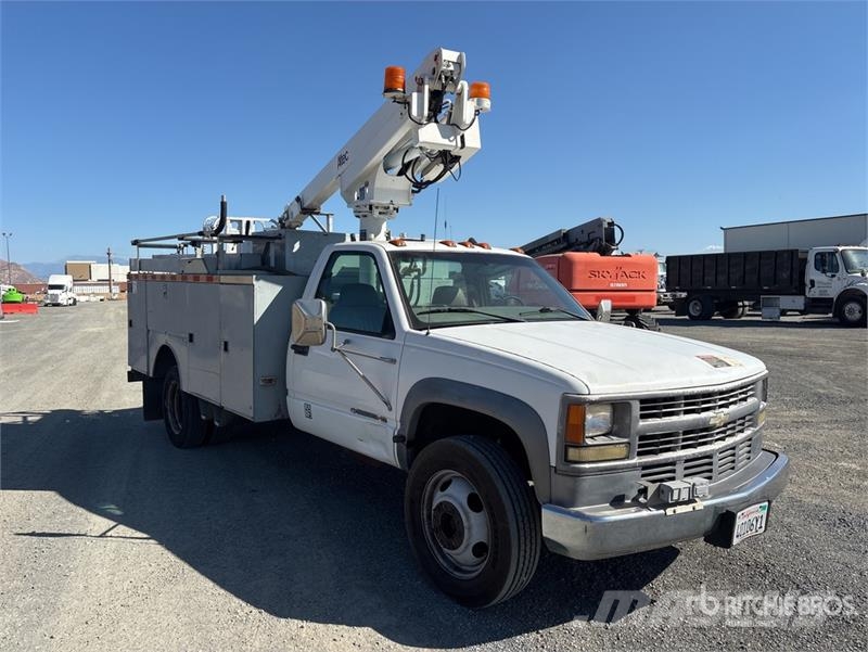 Chevrolet 30.6 ft on Chevrolet C3500 4x2 Bucket Truck Plataformas aéreas montadas em camião