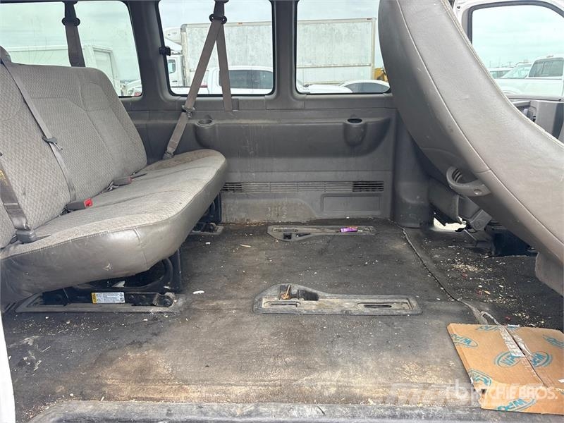 Chevrolet 350 5 Passenger Van Панельні фургони
