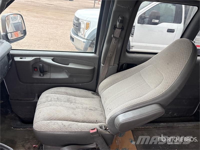 Chevrolet 350 5 Passenger Van Панельні фургони