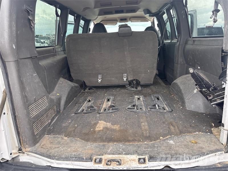 Chevrolet 350 5 Passenger Van Панельні фургони