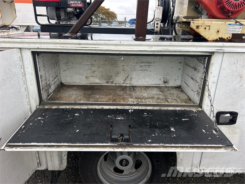 Chevrolet 3500 4x2 Crew Cab Service Truck 都市/通用型車輛