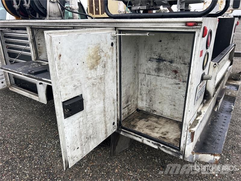 Chevrolet 3500 4x2 Crew Cab Service Truck 都市/通用型車輛