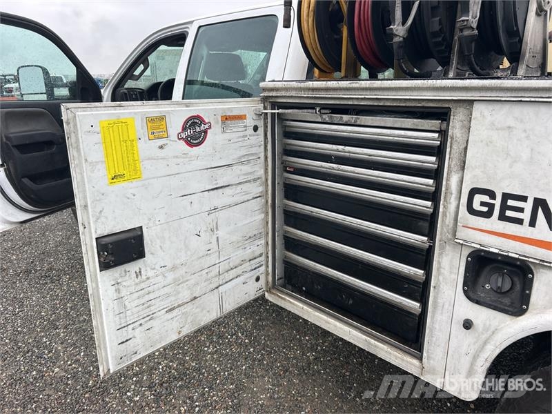 Chevrolet 3500 4x2 Crew Cab Service Truck 都市/通用型車輛