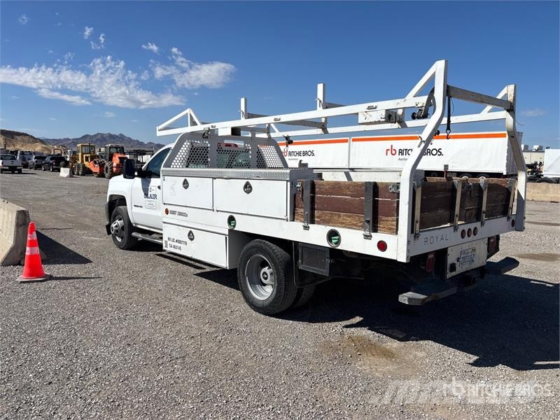 Chevrolet 3500 4x2 Utility Truck Flakbilar/Pickuper
