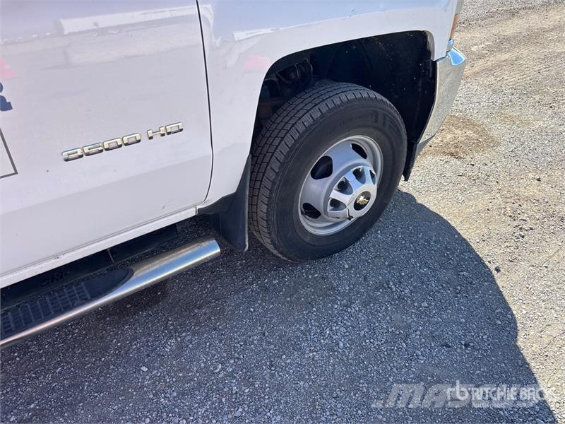 Chevrolet 3500 4x2 Utility Truck Flakbilar/Pickuper