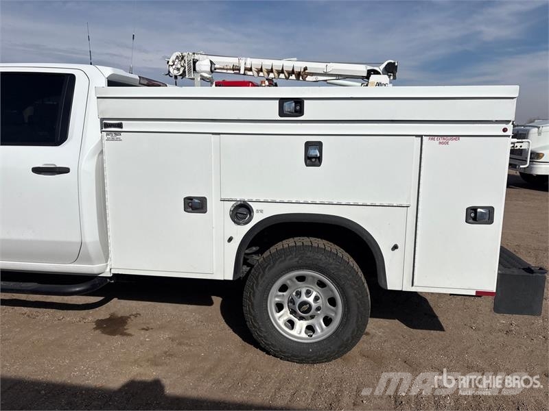 Chevrolet 3500 4x4 Crew Cab Utility Truck Pickup/Pritschenwagen