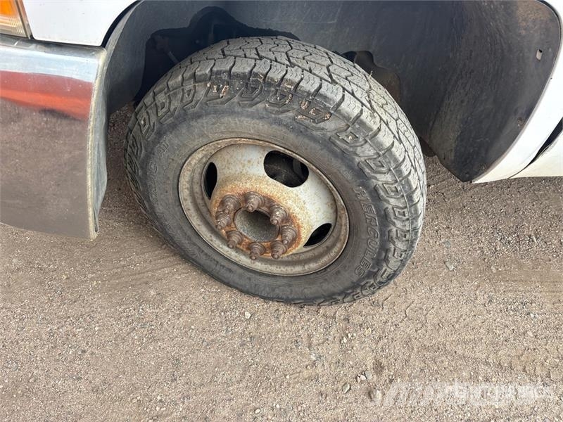 Chevrolet 3500 HD Tovornjaki s kesonom/platojem