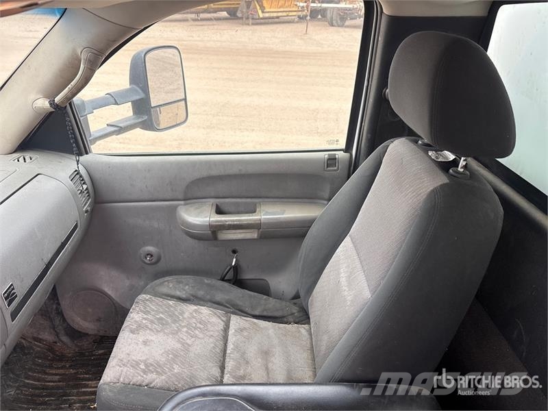 Chevrolet 3500 HD Tovornjaki s kesonom/platojem