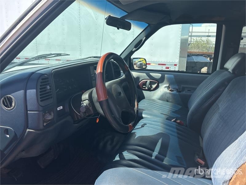 Chevrolet C2500 Tovornjaki s kesonom/platojem