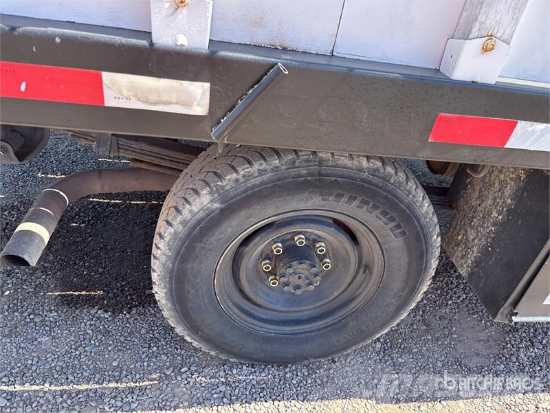 Chevrolet C3500 Tovornjaki s kesonom/platojem