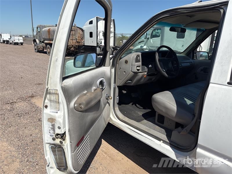 Chevrolet C3500 Tovornjaki s kesonom/platojem