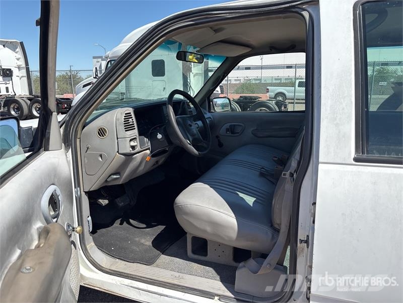 Chevrolet C3500 Tovornjaki s kesonom/platojem
