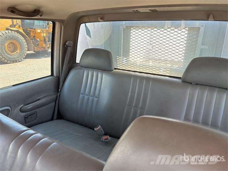 Chevrolet C3500 Tovornjaki s kesonom/platojem