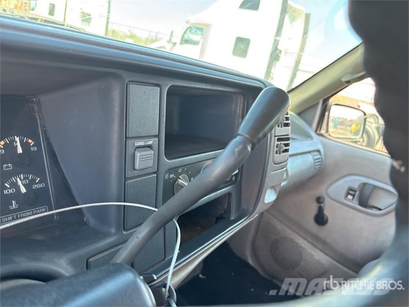 Chevrolet C3500 Tovornjaki s kesonom/platojem