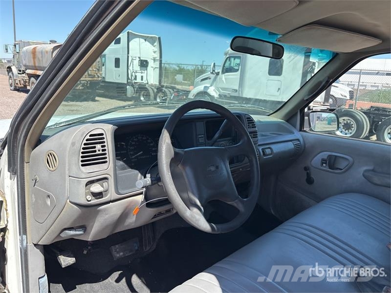 Chevrolet C3500 Tovornjaki s kesonom/platojem