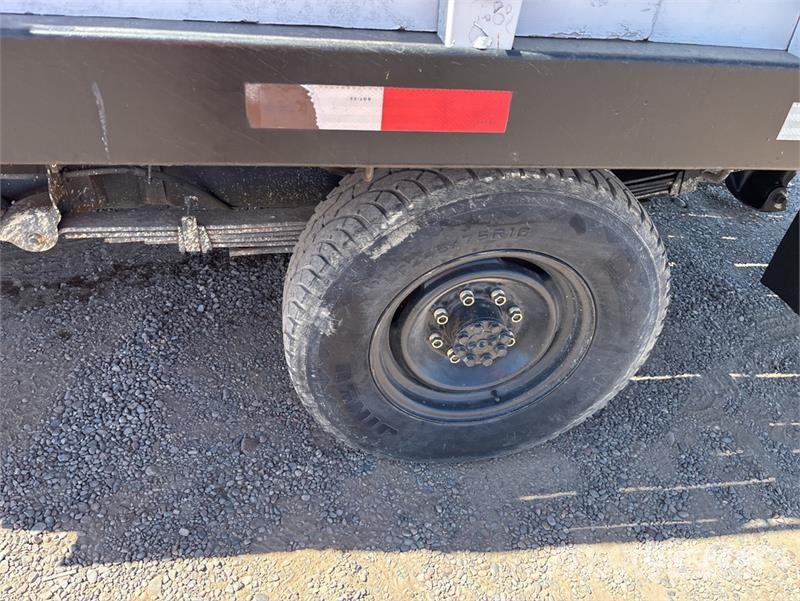 Chevrolet C3500 Tovornjaki s kesonom/platojem