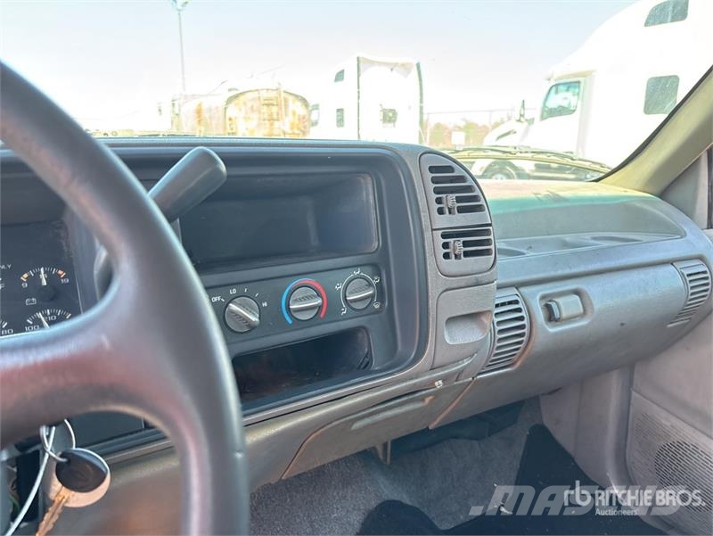 Chevrolet C3500 Tovornjaki s kesonom/platojem