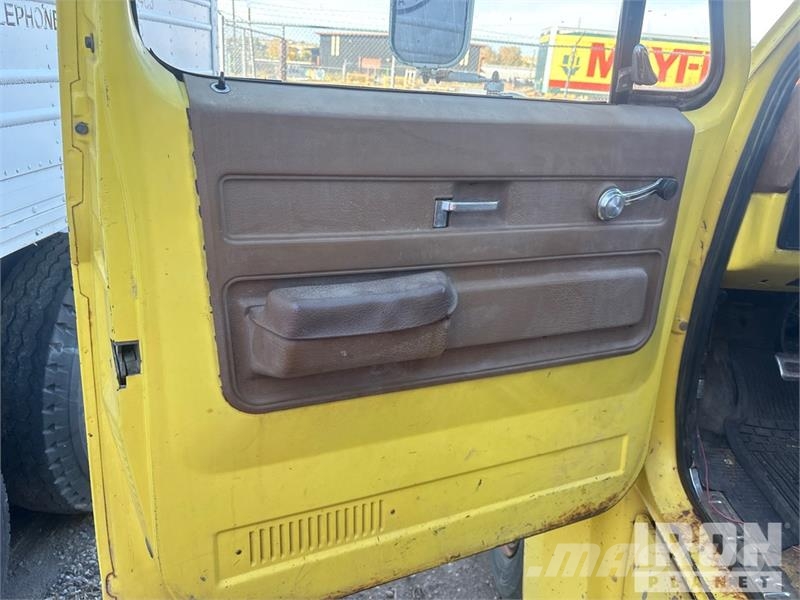 Chevrolet C60 Грузовики-платформы/боковая разгрузка