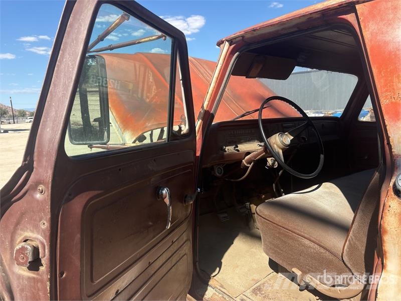 Chevrolet C60 Цистерни за вода
