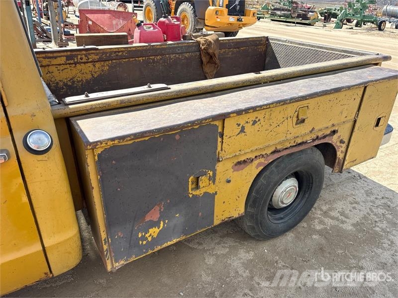 Chevrolet Cheyenne 20 4x2 Utility Truck Caja abierta/laterales abatibles