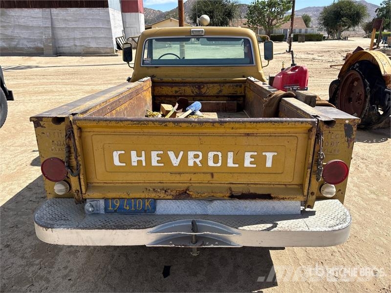 Chevrolet Cheyenne 20 4x2 Utility Truck Caja abierta/laterales abatibles
