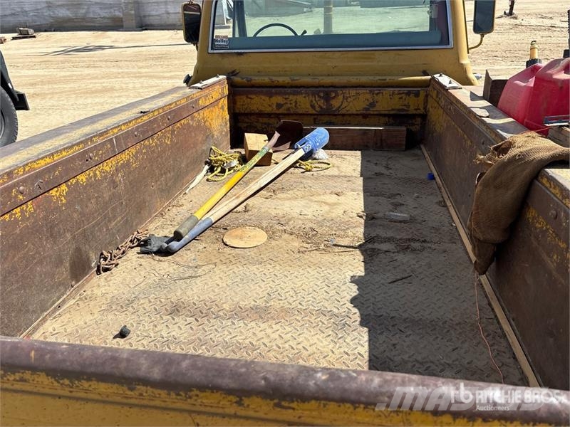 Chevrolet Cheyenne 20 4x2 Utility Truck Caja abierta/laterales abatibles