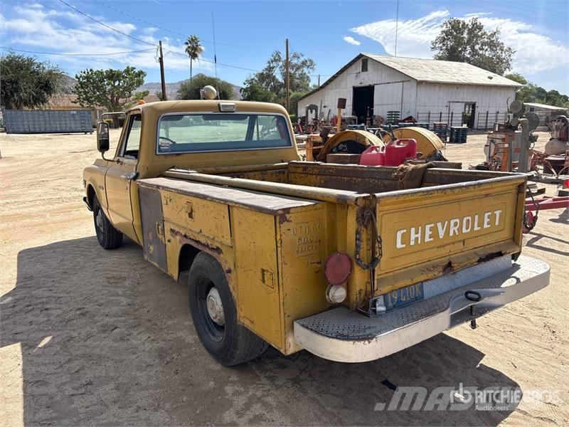 Chevrolet Cheyenne 20 4x2 Utility Truck Caja abierta/laterales abatibles