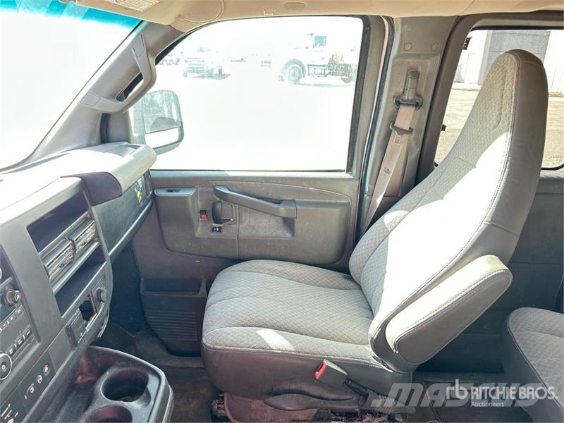 Chevrolet Express 15 Passenger Van Busy / Vany
