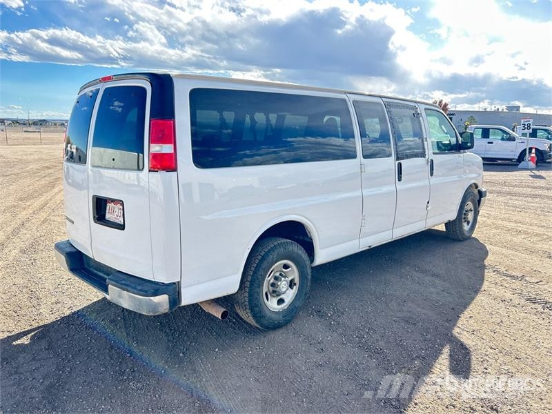 Chevrolet Express 15 Passenger Van Busy / Vany