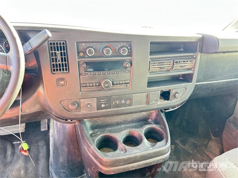Chevrolet Express 15 Passenger Van Busy / Vany