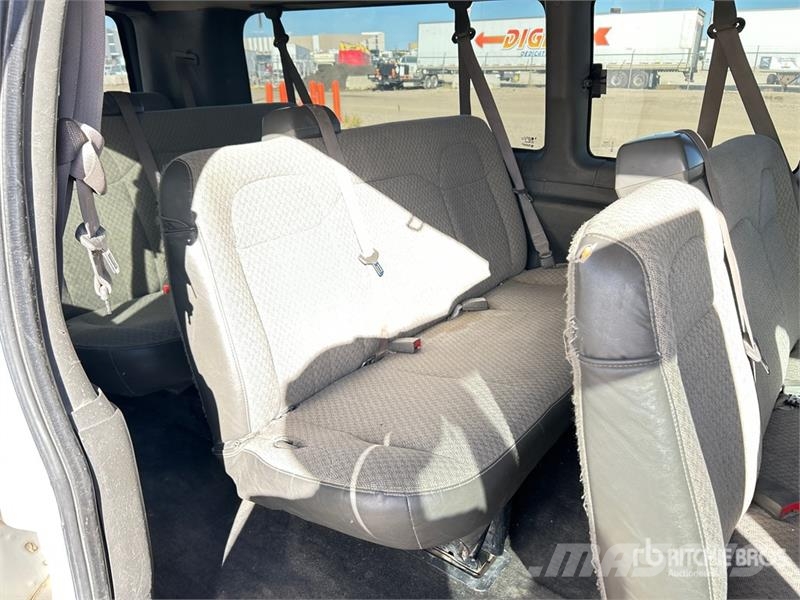 Chevrolet Express 15 Passenger Van Busy / Vany